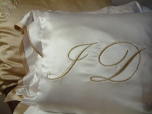 Hímzett klasszikus hernyóselyem ágyneműhuzat garnitúra